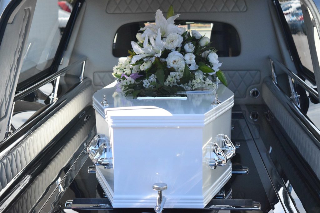 Co się dzieje z ciałem zmarłego między śmiercią a pogrzebem?