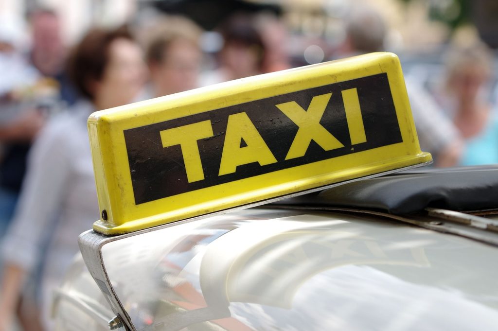 Z czego wynika nieustająca popularność usług taksówkarskich?