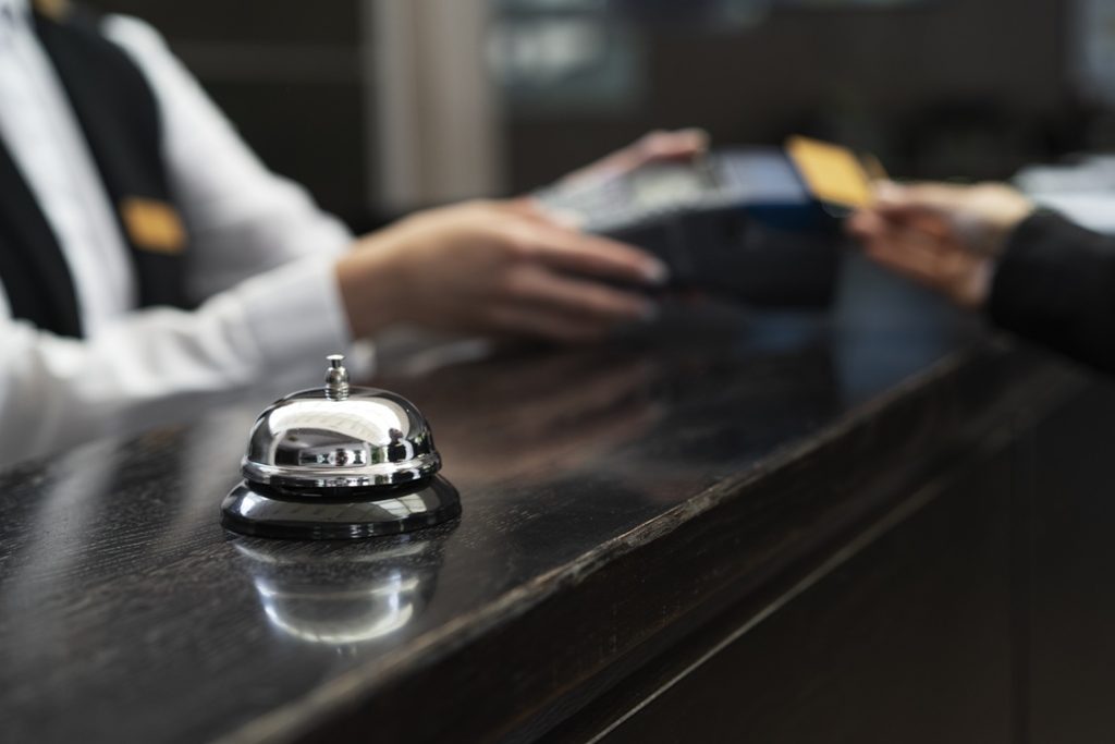 W hotelarstwie nie można oszczędzać na pracownikach