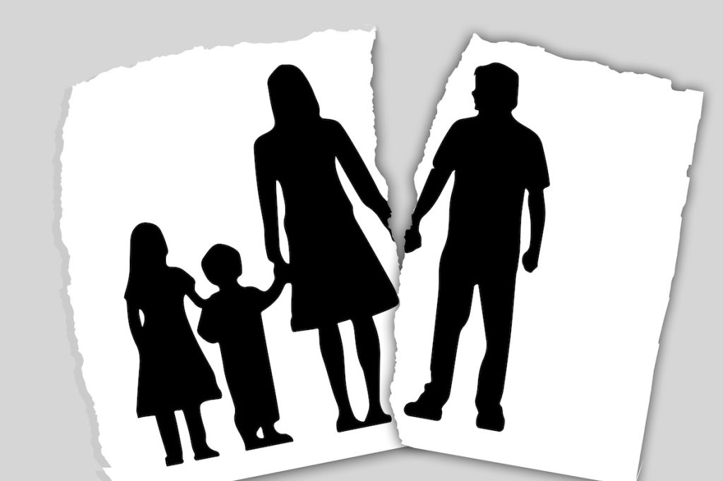 Coraz trudniejsze rozwody w Polsce. Coraz więcej dzieci traci rodzica w trakcie konfliktów okołorozwodowych – Dzieci stają się ofiarami wojny dorosłych. Eksperci apelują o pilne zmiany w prawie rodzinnym
