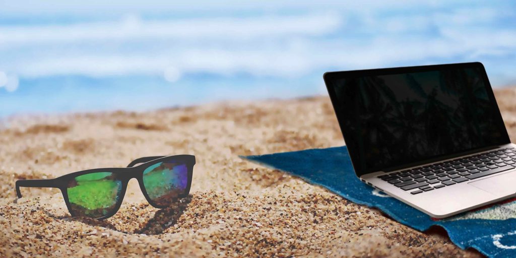 Laptop z widokiem na morze, a dane… na widoku? Dlaczego praca z plaży może skończyć się większym stresem niż powrót z urlopu
